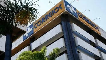 Imagem mostra um prédio dos Correios, com o símbolo da empresa na quina do prédio.