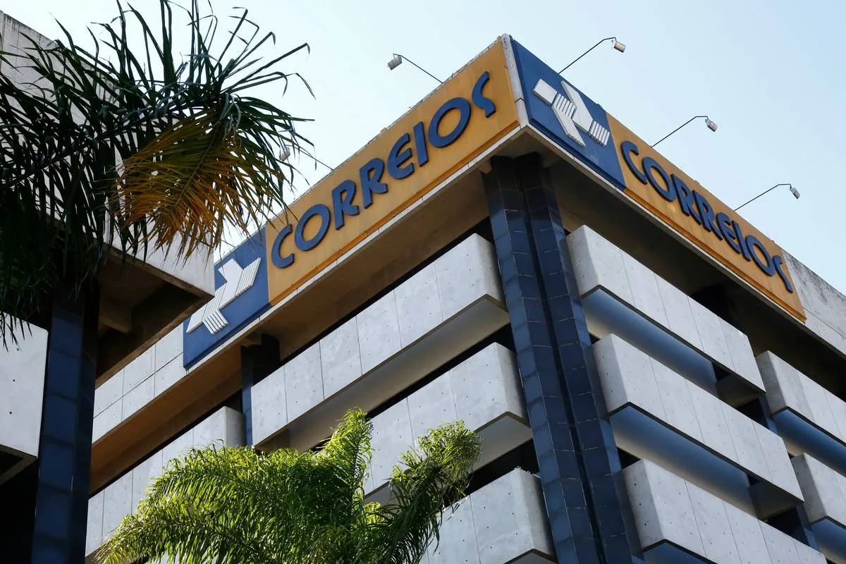 Imagem mostra um prédio dos Correios, com o símbolo da empresa na quina do prédio.