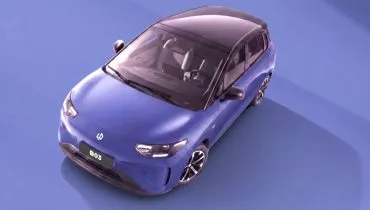 Imagem mostra um carro azul em um fundo azul. O Leapmotors A05 tem teto preto e motor 100% elétrico.