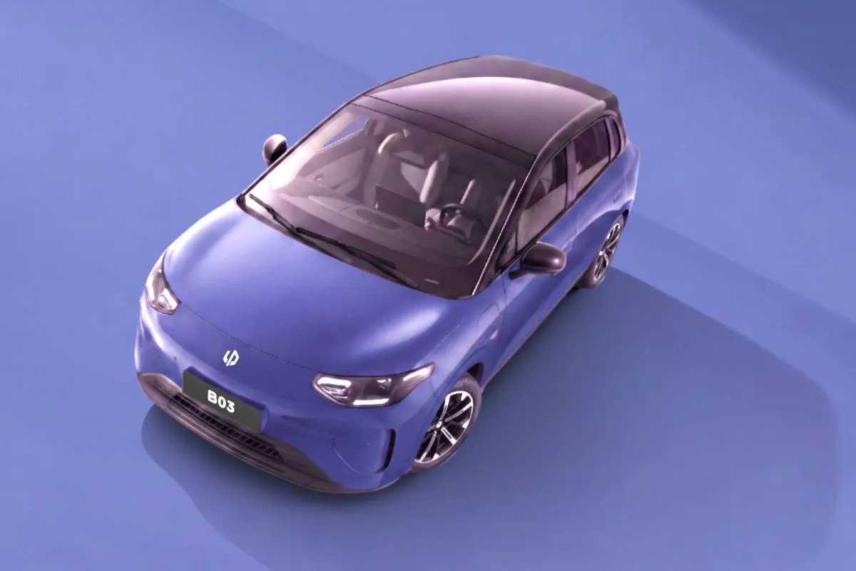 Imagem mostra um carro azul em um fundo azul. O Leapmotors A05 tem teto preto e motor 100% elétrico.