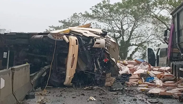 Caminhão com contêiner tomba e interdita BR-277 na Serra do Mar