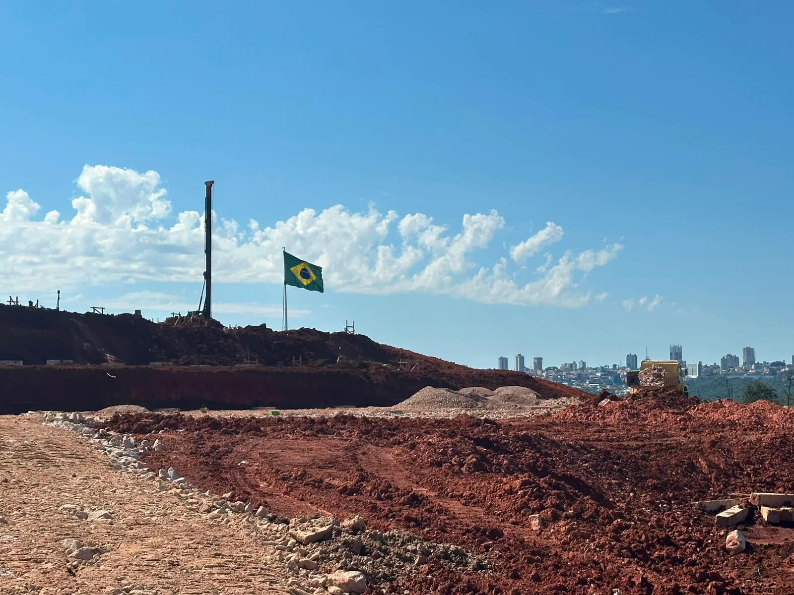 Terreno limpo para início de construção / Novo Condor em Ponta Grossa vai ocupar terreno localizado na Avenida Visconde de Taunay, esquina com a Rua Prefeito Albary Guimarães, no Núcleo Santa Paula.