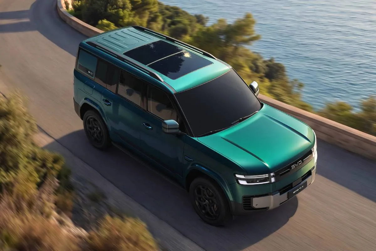 Imagem mostra o teto panorâmico do SUV BYD TI 7 na cor verde.