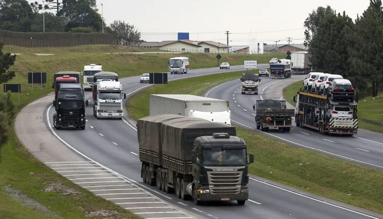 Tarifaço dos EUA reduz fretes e acende alerta para abusos e prejuízos nas rodovias