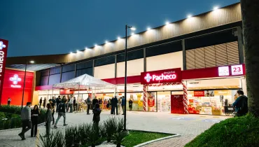 Facahda de nova farmácia / Drogarias Pacheco inaugura nova loja "boutique" em Curitiba