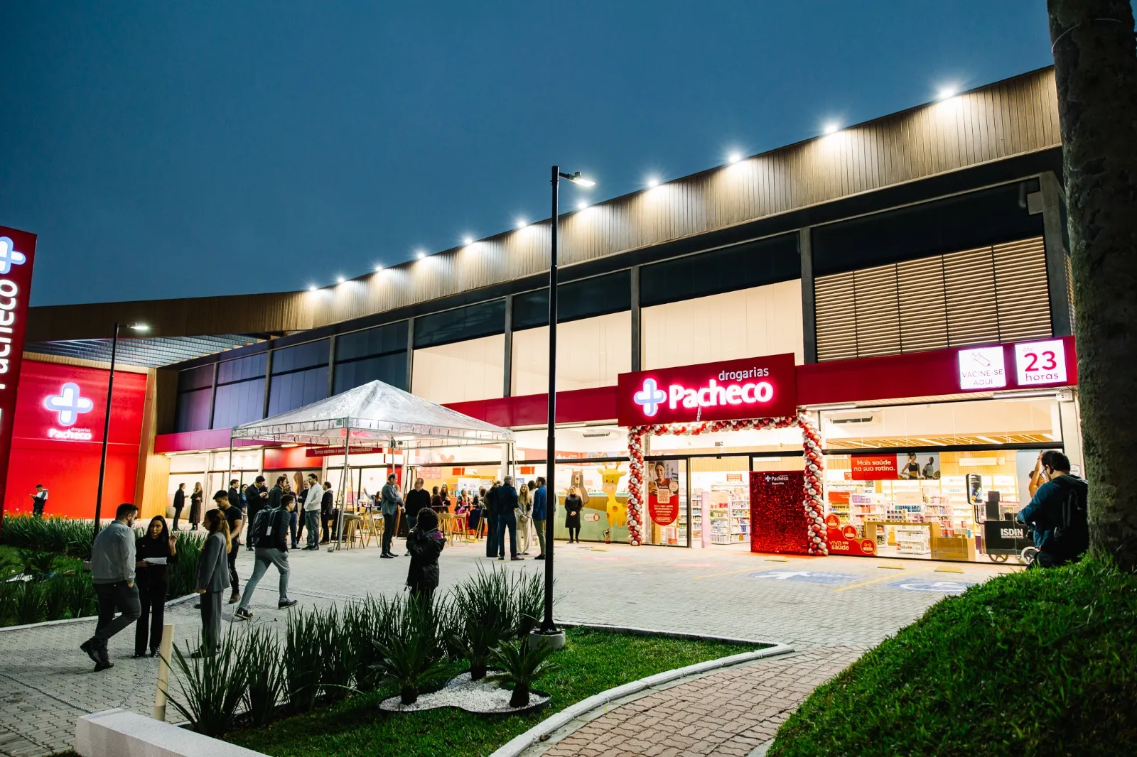 Facahda de nova farmácia / Drogarias Pacheco inaugura nova loja "boutique" em Curitiba