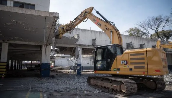 Antiga fábrica gigante quase no Centro de Curitiba começa a ser demolida