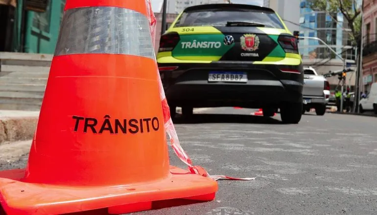 Trânsito em Curitiba: bairro tem rua interditada por mais de 10 dias e ônibus mudam itinerário