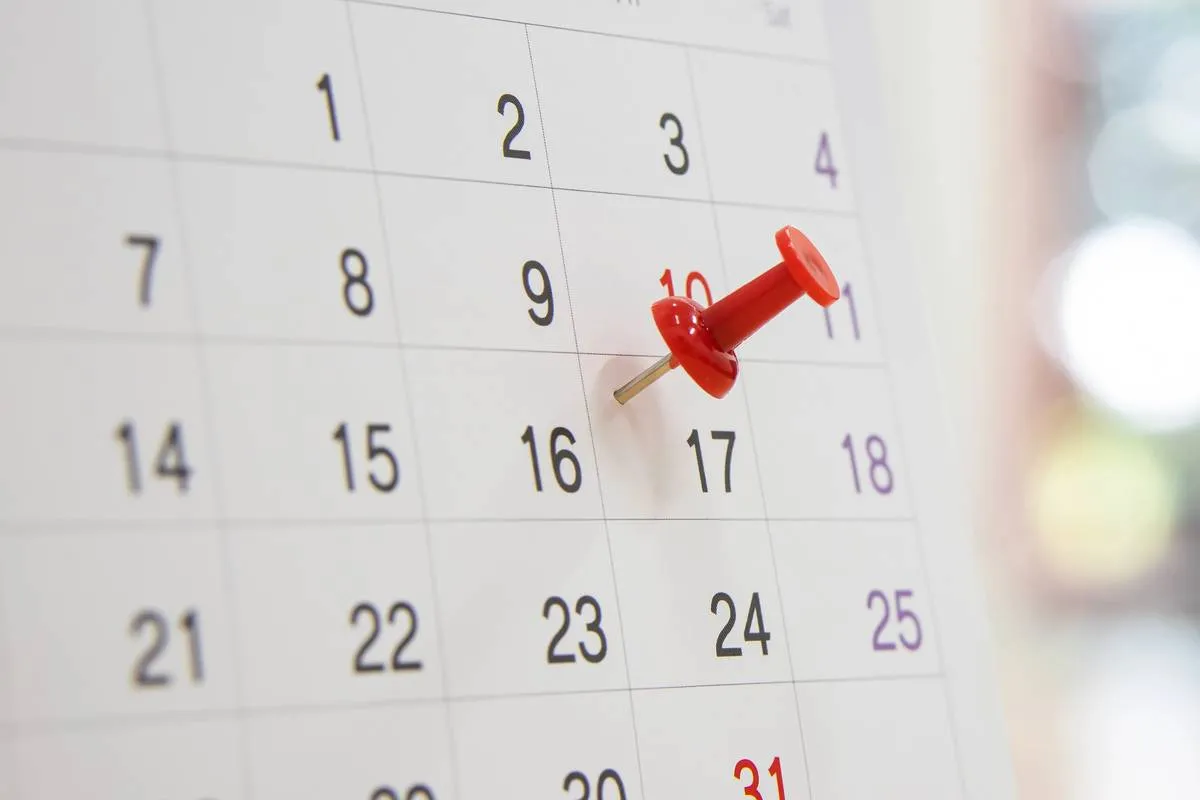 Imagem mostra um calendário com uma marcação no dia 16