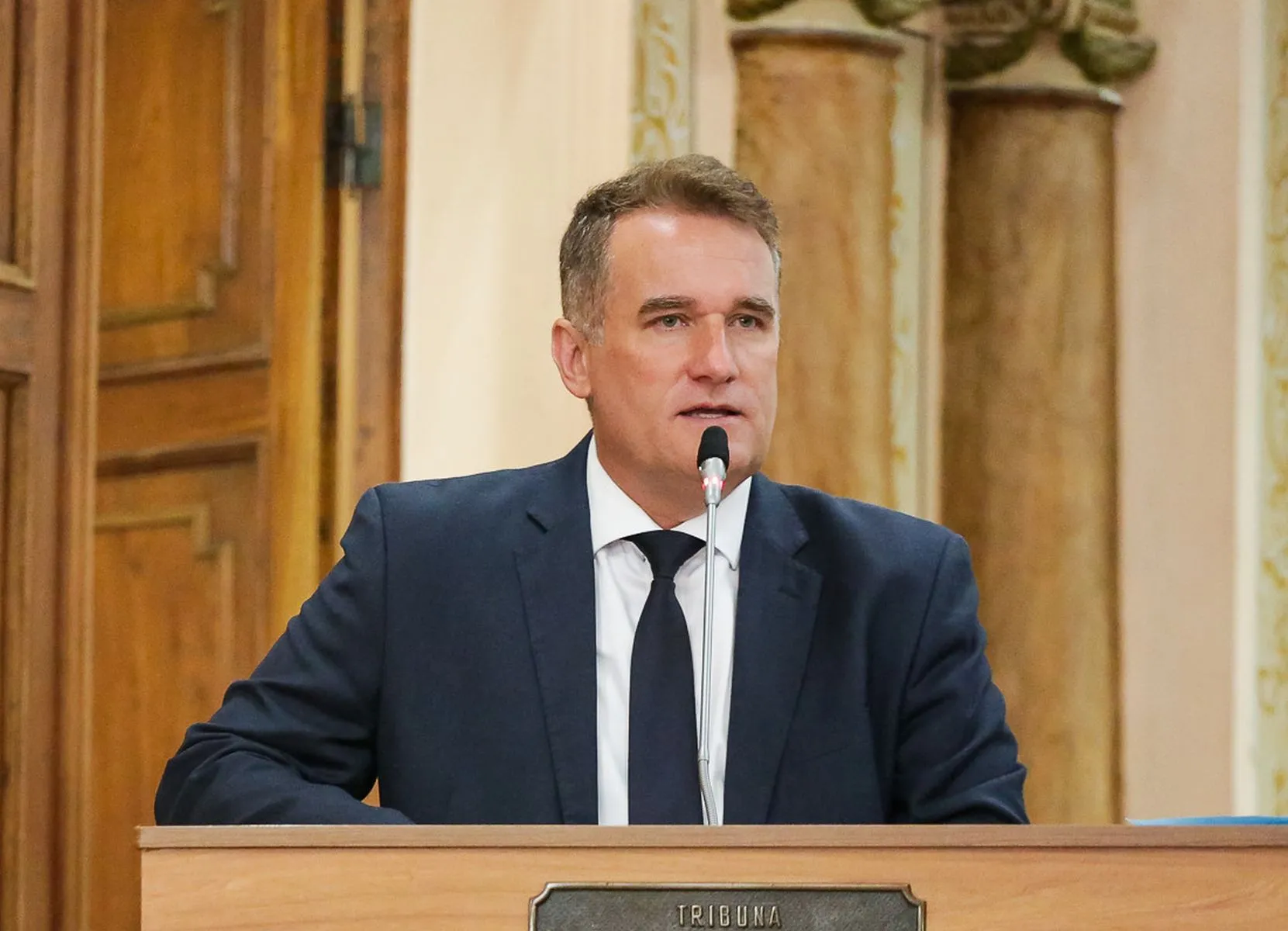 imagem mostra o vereador Tico Kuzma em pronunciamento no plenário