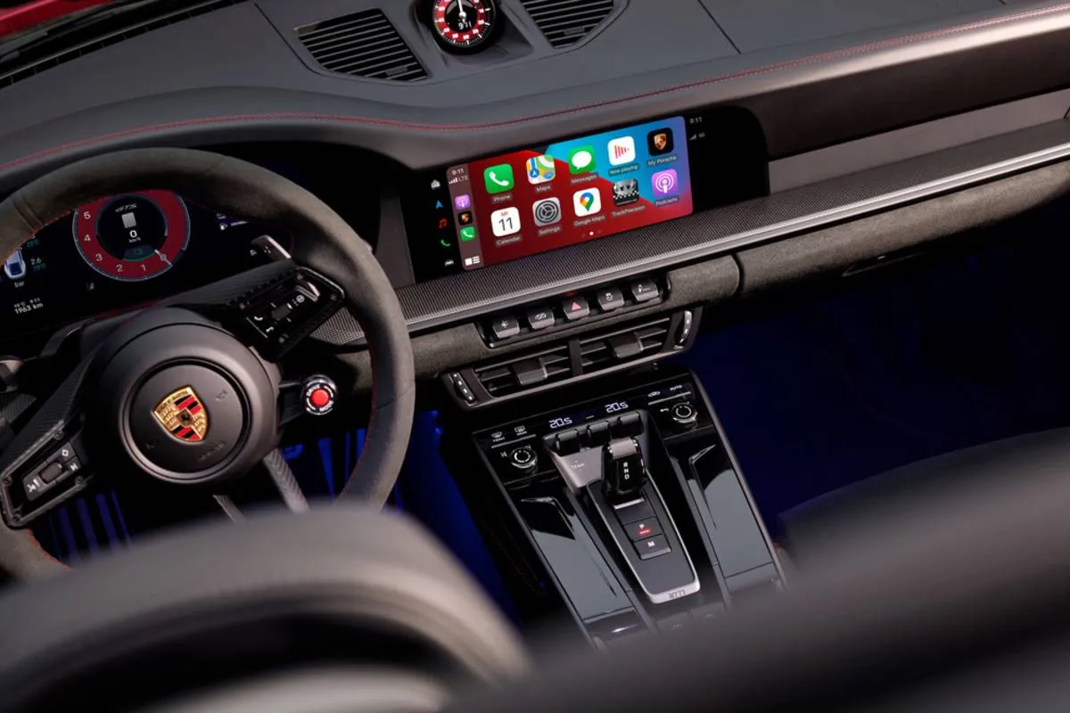 Imagem mostra a interna do novo Porsche 911 Targa 4 GTS. Detalhe para o volante e painel digital.
