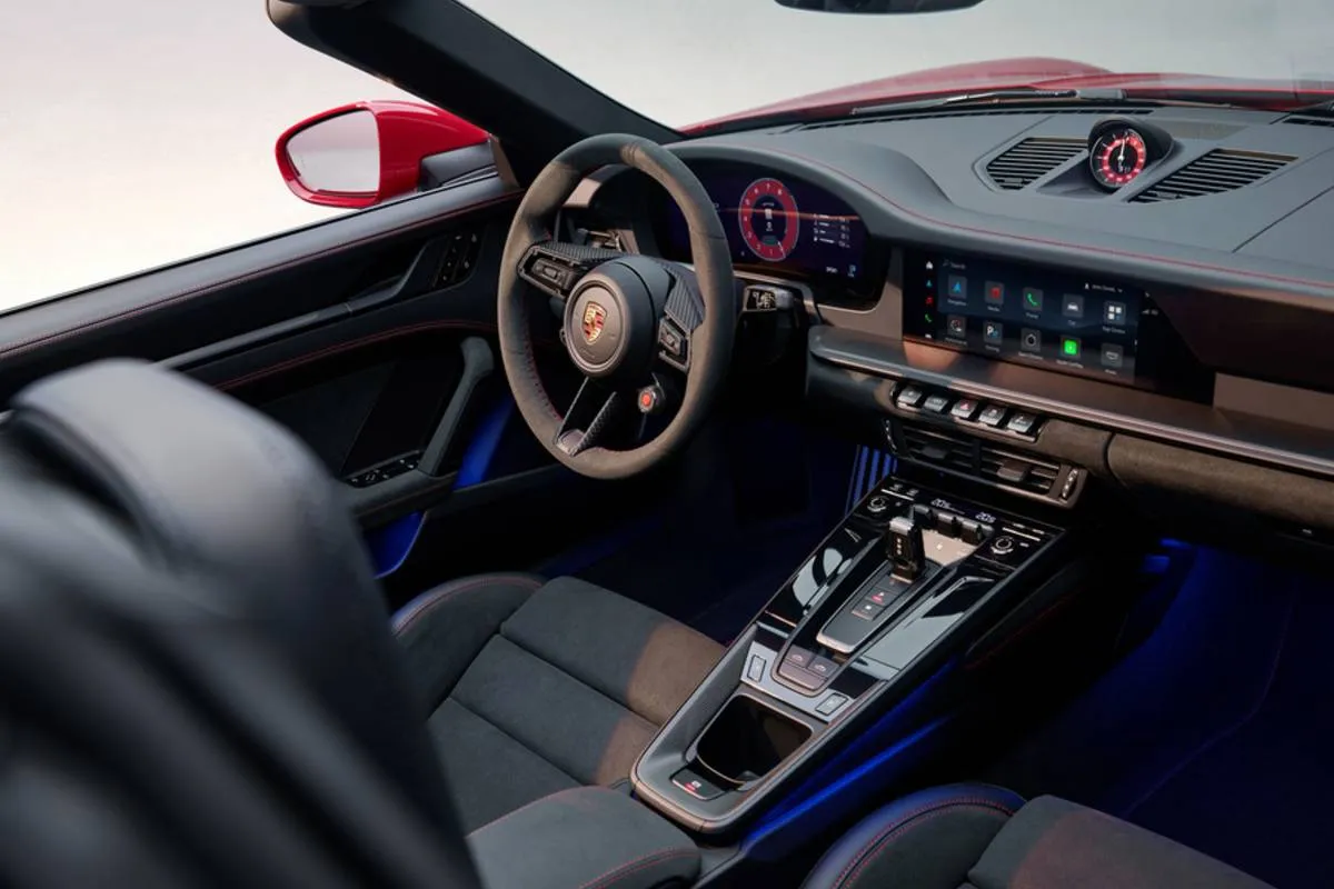 Imagem mostra a interna do novo Porsche 911 Targa 4 GTS. Detalhe para o volante e painel digital.