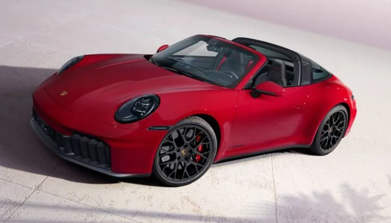 Imagem mostra a frente e lateral do novo Porsche 911 Targa 4 GTS na cor vermelha com teto preto e rodas escuras.