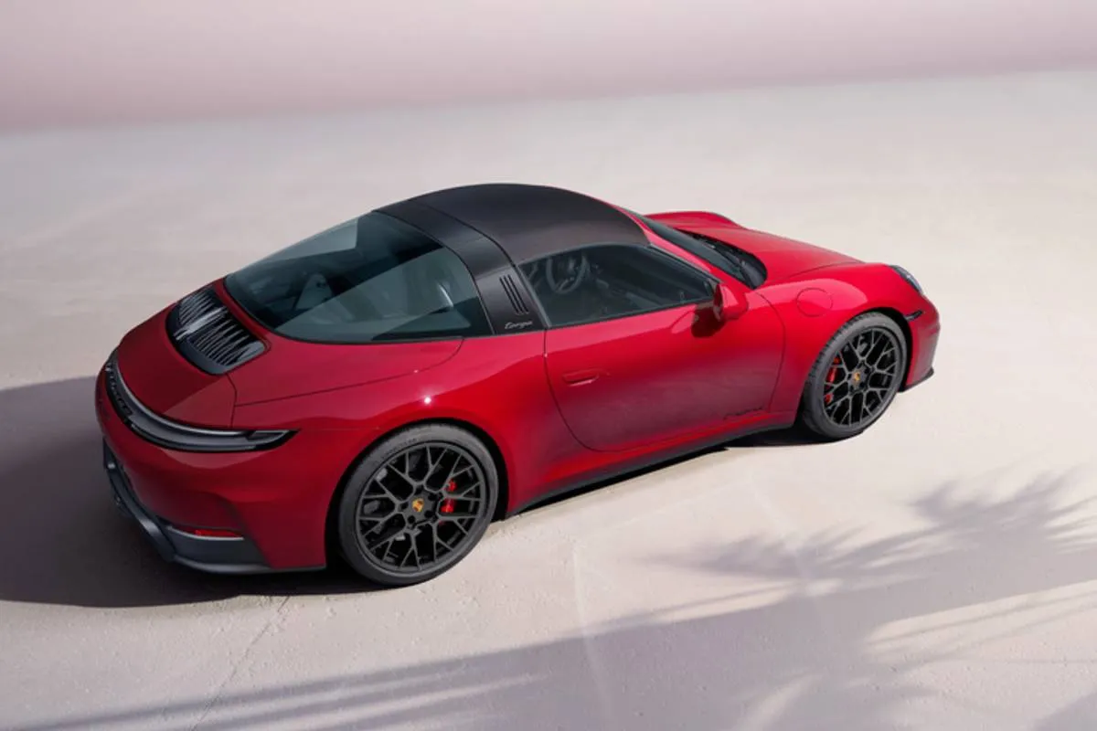 Imagem mostra a traseira do novo Porsche 911 Targa 4 GTS na cor vermelha com teto preto e rodas escuras.