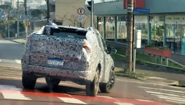 Veículo camuflado circulando por Curitiba pode ser a nova Renault Niágara.