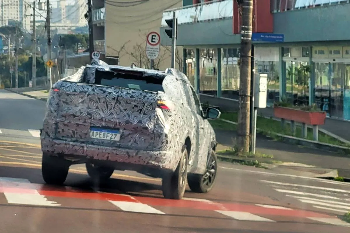 Veículo camuflado circulando por Curitiba pode ser a nova Renault Niágara.