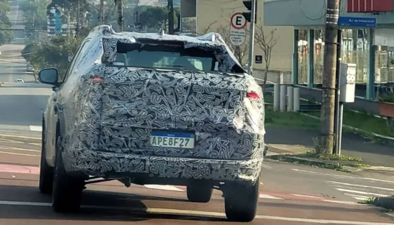 Veículo camuflado circulando por Curitiba pode ser a nova Renault Niágara.