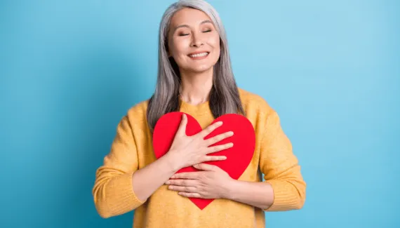 Agosto Azul e Vermelho: 7 cuidados que toda mulher deve ter após os 40 anos