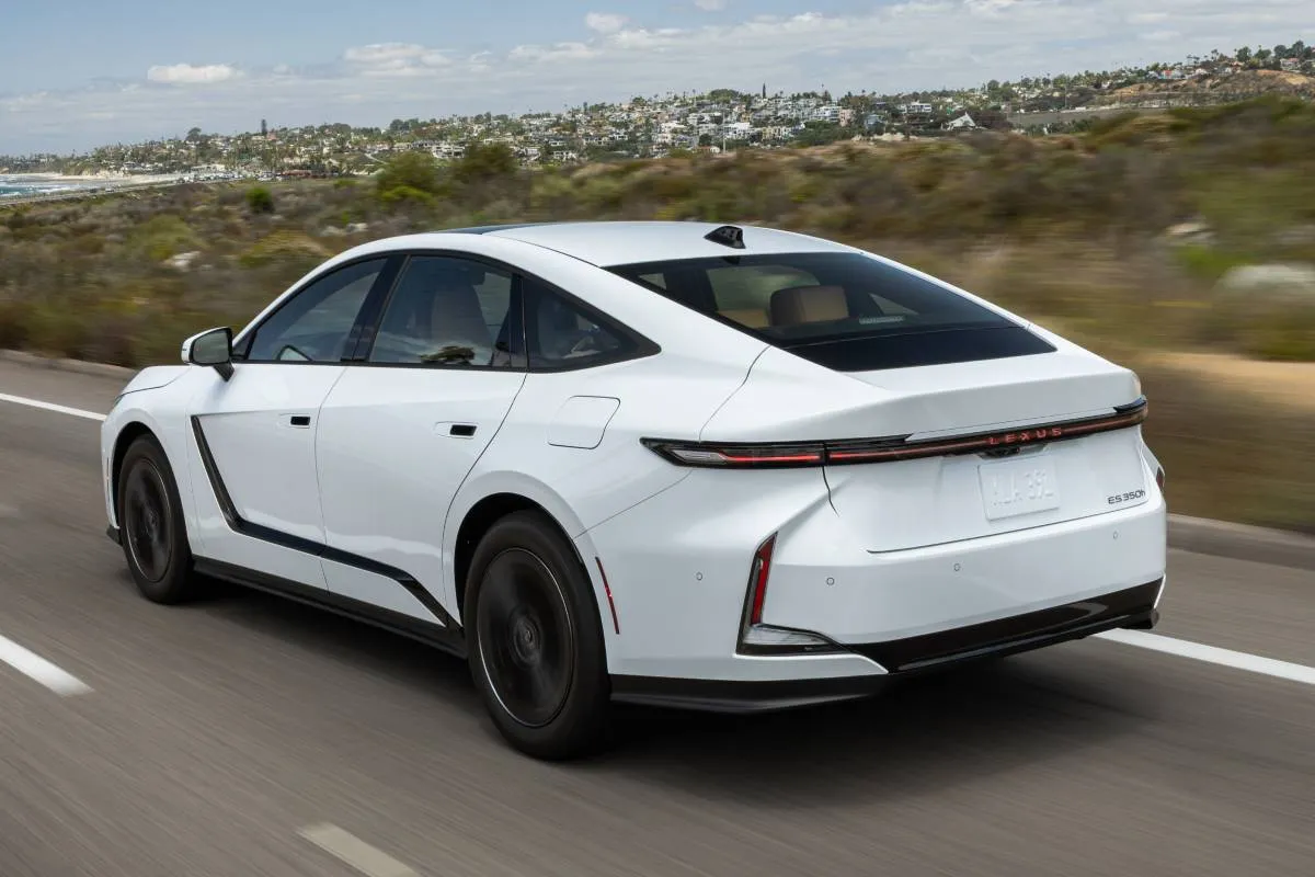 Imagem mostra a parte traseira do novo Lexus ES 350h na cor branca, em uma rodovia.