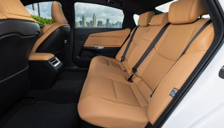 Imagem mostra o interior do novo Lexus ES 350h. Bancos traseiros na cor caramelo e amplo espaço interno.