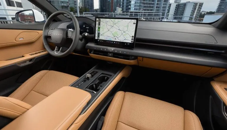 Imagem mostra o painel do novo Lexus ES 350h, com detalhes em caramelo e preto, com uma grande tela multimídia ao centro.