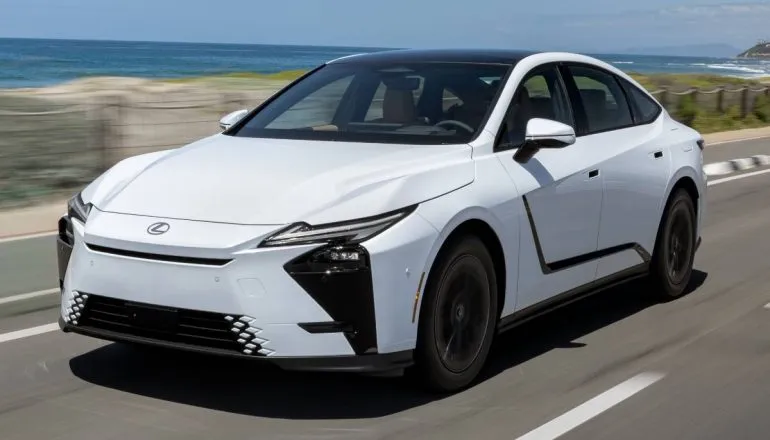 Imagem mostra o novo Lexus ES 350h na cor branca, de frente, em uma rodovia.