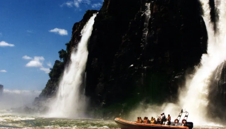 Dias após acidente fatal, passeio de barco nas Cataratas do Iguaçu pode ter nova gestão