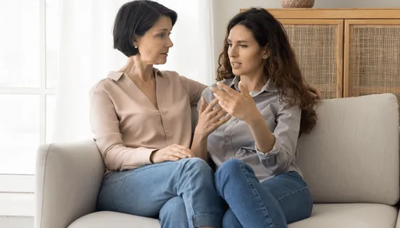 Cruzar as pernas faz mal à saúde? Veja quando o hábito exige atenção