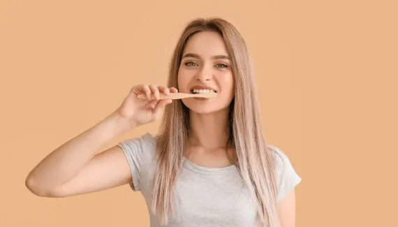 7 hábitos comuns que podem danificar os dentes