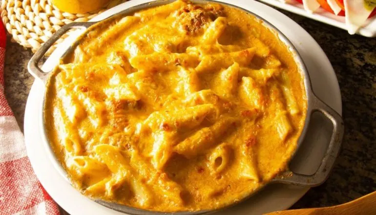 Prato de macarrão fusili ao molho rosé