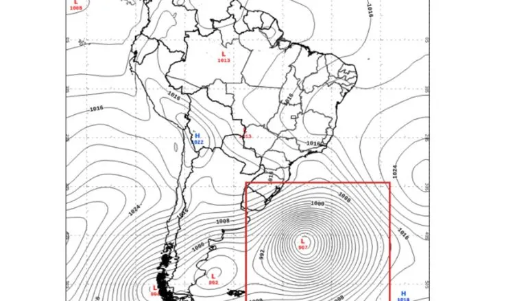 O mapa destaca o ciclone extratropical durante sua fase de maior intensificação