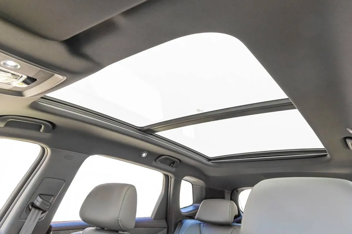 Imagem mostra o painel do novo BYD Song Pro Flex, com foco no amplo teto solar panorâmico.