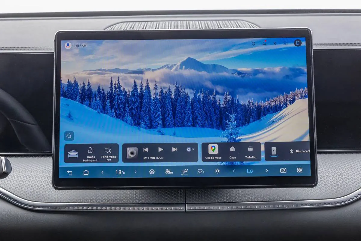 Imagem mostra o painel do novo BYD Song Pro Flex, com foco na tela de 12,8 polegadas.