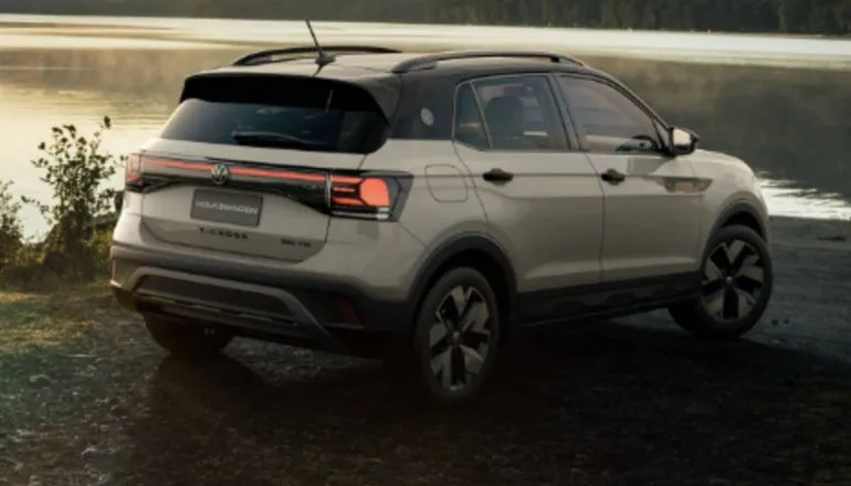 Imagem mostras a parte de trás do novo Volkswagen T-Cross 2027 na prata com teto preto, com destaque para as lanternas traseiras e rodas escuras..