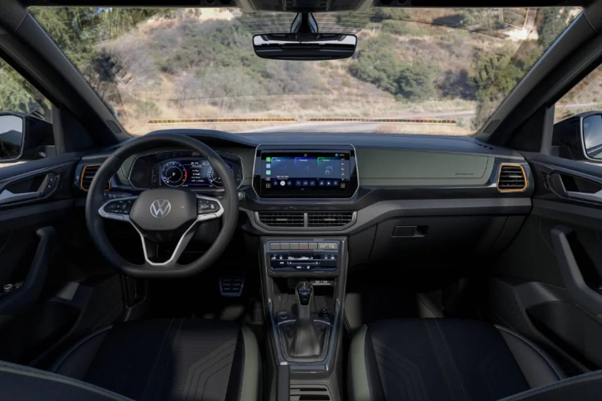 Imagem mostra o painel do novo Volkswagen T-Cross 2027, com destaque para o console e o novo câmbio agora de 8 marchas.