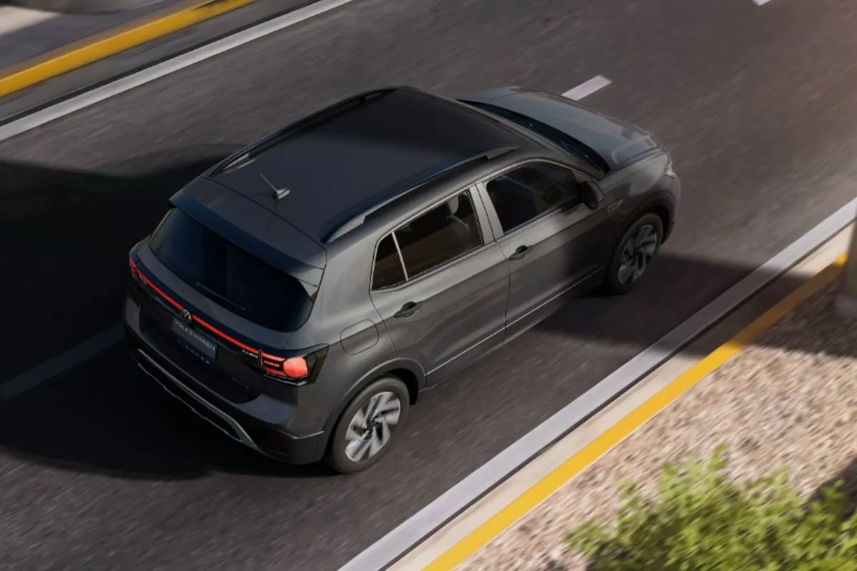 Imagem mostra o novo Volkswagen T-Cross 2027 visto de cima, na cor cinza escuro.
