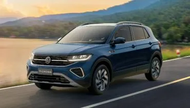 Imagem mostras o Volkswagen T-Cross 2027 de frente, na cor azul, com destaque para as rodas e grade frontal.