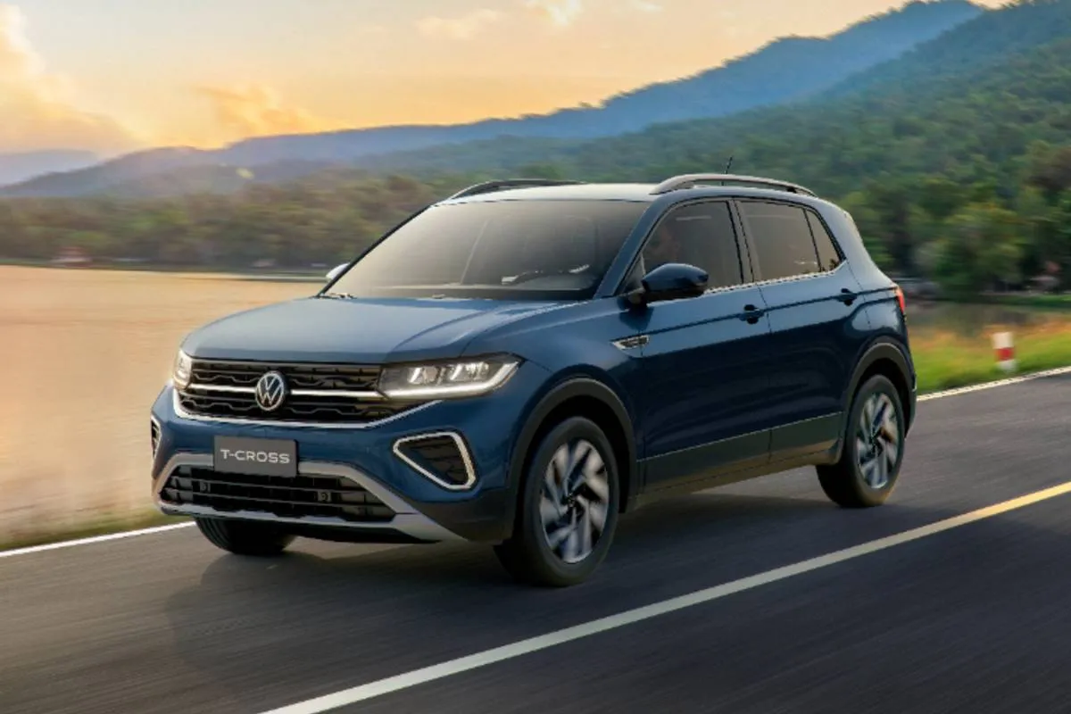 Imagem mostras o Volkswagen T-Cross 2027 de frente, na cor azul, com destaque para as rodas e grade frontal.