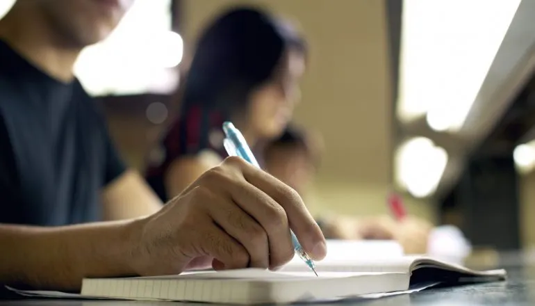 Alunos investigados por fraude em prova podem perder vagas em universidades do Paraná