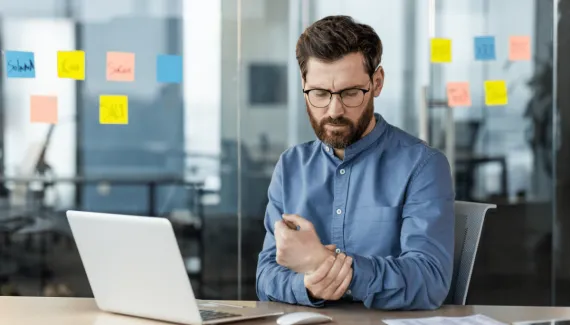 Síndrome do mouse: 5 dicas para evitar dores nos ombros e nos cotovelos no home office
