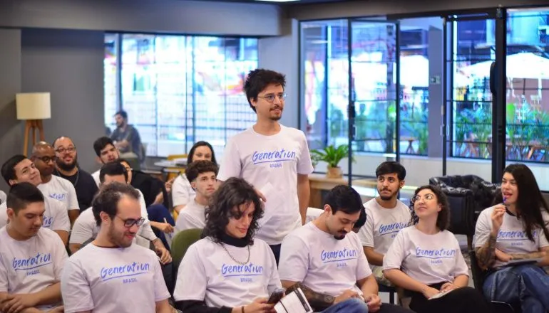 Curso gratuito na área comercial / pessoas na sala de aula assistindo curso