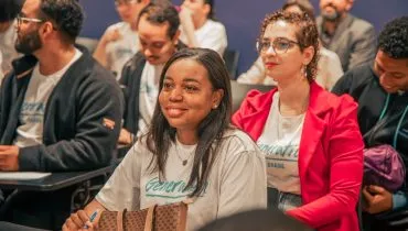 Curso gratuito na área comercial / pessoas na sala de aula assistindo curso