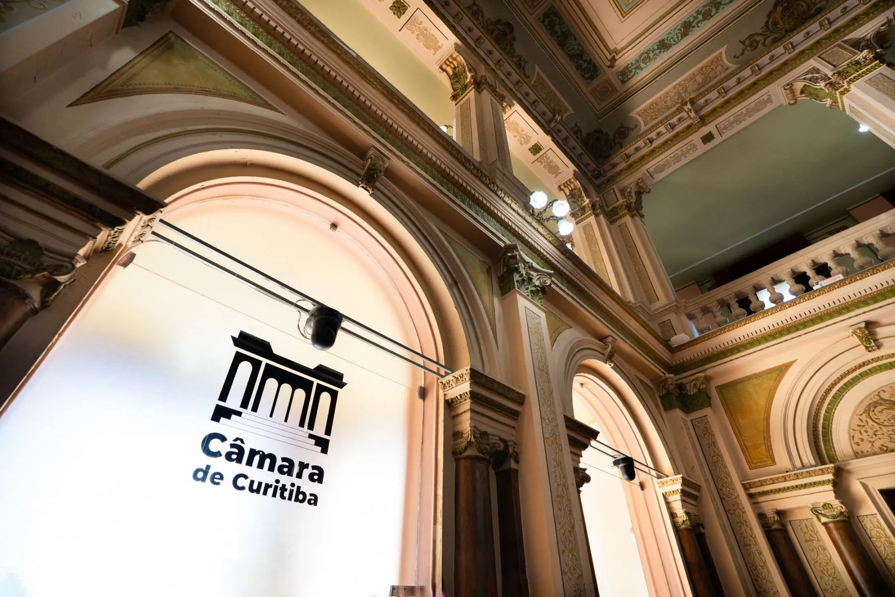 Foto mostra o interior da Câmara dos Vereadores de Curitiba