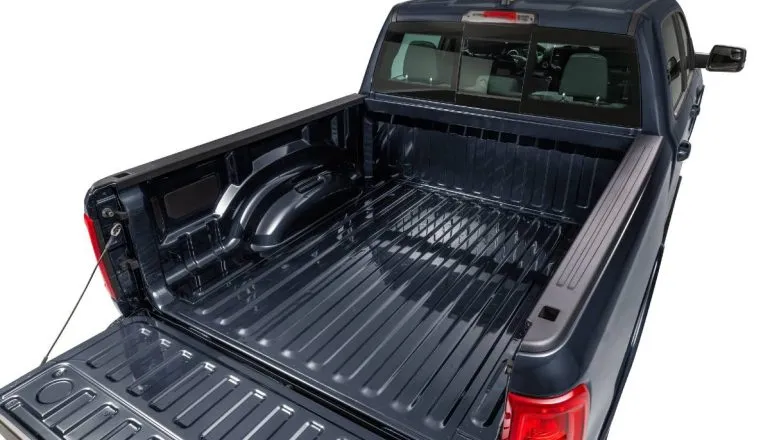 Imagem mostra a nova RAM 1500 big horn. No detalhe a gigante caçamba com capacidade para 1.523 litros.