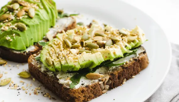 Tem colesterol alto? Veja 3 receitas saudáveis e ricas em gorduras boas para o lanche da tarde