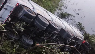 Caminhão cai na represa do Vossoroca, às margens da BR-376 no Paraná
