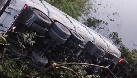 Caminhão cai na represa do Vossoroca, às margens da BR-376 no Paraná