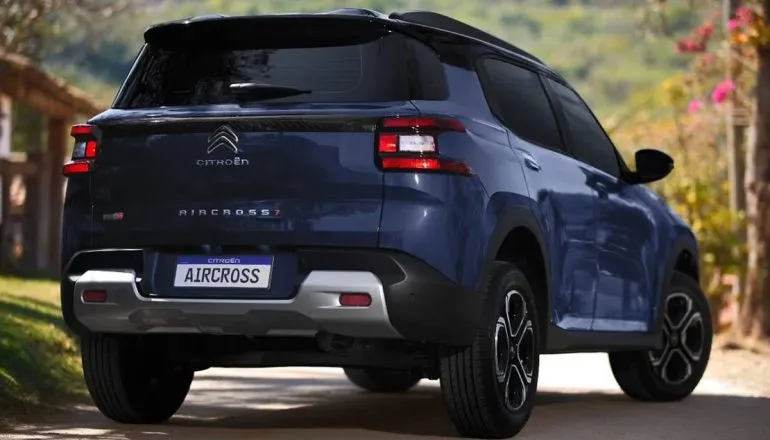 Imagem mostra o Citroën Aircross Shine 7 na cor azul escuro. Foto: Divulgação/Citroën.