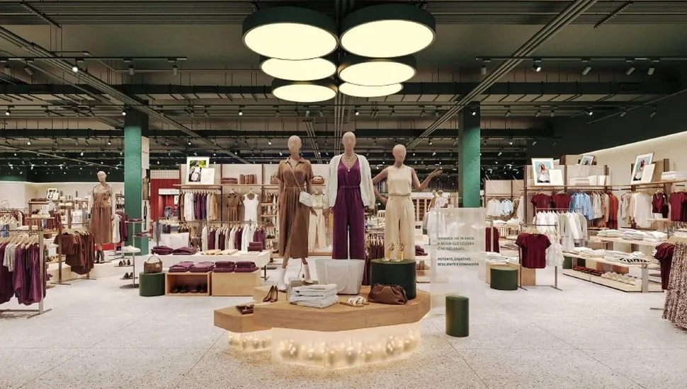Imagme mostra como ficou a loja, com manequins logo na entrada e muitas araras de roupas organizadas pelo espaço