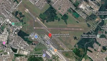 imagem aerea mostra o aeroporto afonso pena e região ao redor